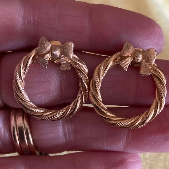 Avon EUCVintage 1979 Festive Circlet Gold Tone Christmas Wreath Pierced Earrings - Picture 2 of 3